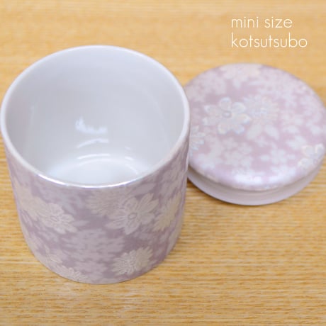 シリコンパッキン付きミニ骨壺 2寸 華結晶紫 薄むらさき 直径6.3cm×高さ6.7cm 分骨つぼ 陶器製 008 かわいい おしゃれ モダン 手元供養