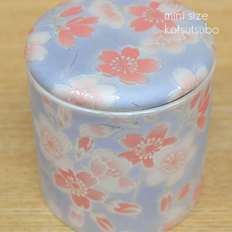 シリコンパッキン付きミニ骨壺 2寸 桜ころもブルー 直径6.3cm×高さ6.7cm 分骨つぼ 陶器製 006 かわいい おしゃれ モダン 手元供養