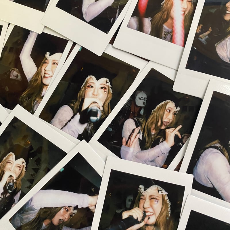 自然なすがた】ライブ中のチェキ【野生のvalknee】 | valknee store