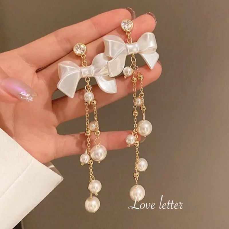 ホワイトリボンイヤリング キュートでおしゃれなファッションピアス ピアス イヤリング お揃い クリスタルガラス 花 アシンメトリー