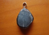 コンゴ産 バンデンブランデアイト ペンダントトップ ラジウム鉱石