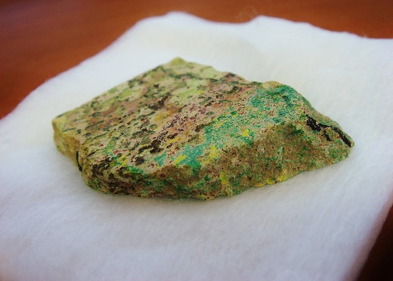 コンゴ産 バンデンブランデアイト 原石プレート Vandenbrandeite