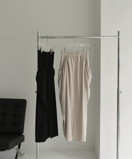 bottoms-07018　Pocket Gathered Cocoon Skirt　Ecru　Black