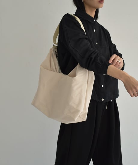 bag2-02648　Tuck Design Water Repellent Nylon Big Tote Bag　Ecru　Black