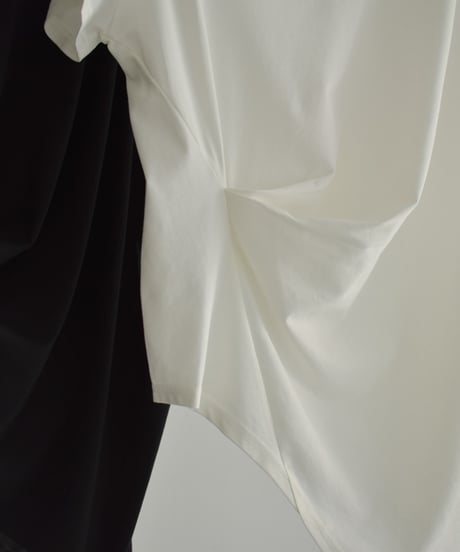 tops-02494　Asymmetrical Design TEE White Black
