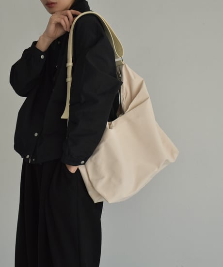 bag2-02648　Tuck Design Water Repellent Nylon Big Tote Bag　Ecru　Black