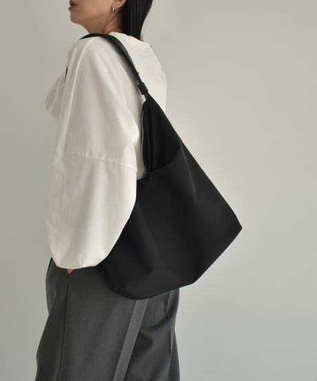 bag2-02648　Tuck Design Water Repellent Nylon Big Tote Bag　Ecru　Black