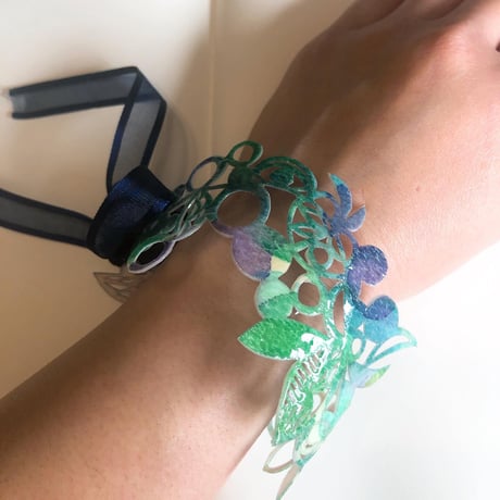cutout accessory-bracelet-