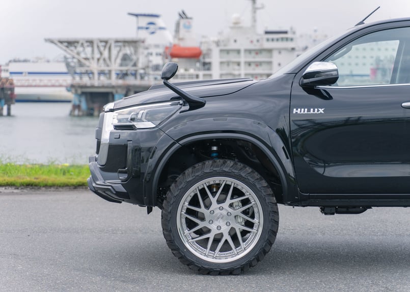 ハイラックスGR純正オーバーフェンダー GUN125ハイラックスGR SPORTS 荷台ベットライナー、純正オーバー