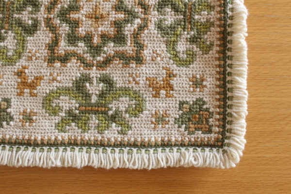 希少★アライオロス絨毯ポルトガル伝統工芸品認証Arraiolos花白ピンクウール アライオロスのクッションカバー（白） | ポルトガル雑貨 東の