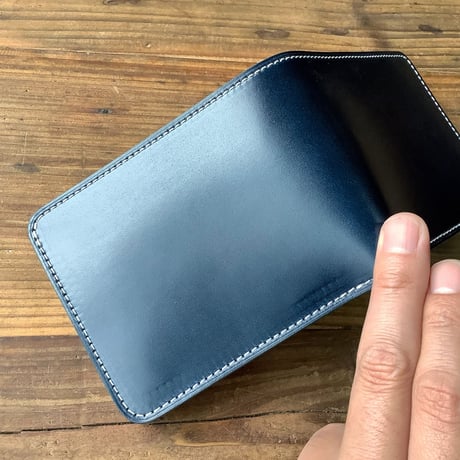 ネイビーオイルコードバン×ルガトショルダーネイビー  二つ折り財布 小銭入れあり