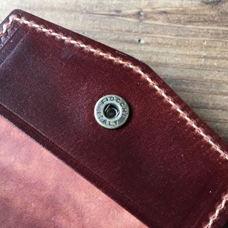 ブラウンオイルコードバン×ルガトショルダーネイビー 二つ折り財布 小銭入れあり