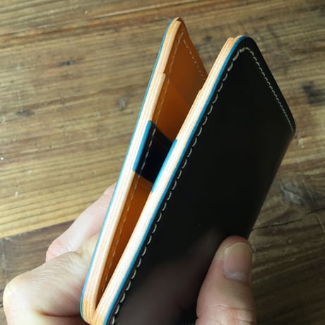 ネイビーオイルコードバン×キャメル色牛革 二つ折り財布 小銭入れなし