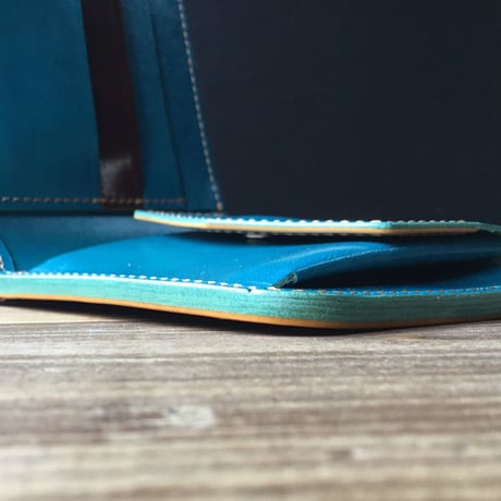 オイルコードバンコニャック×ルガトショルダー琉球ブルー 二つ折り財布 小銭入れあり