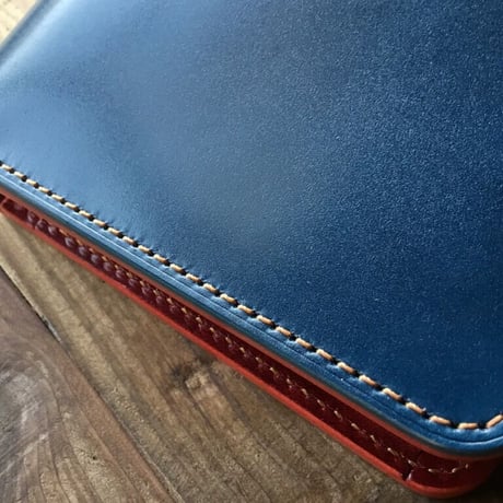ネイビーオイルコードバン×ルガトショルダー赤 二つ折り財布 小銭入れあり
