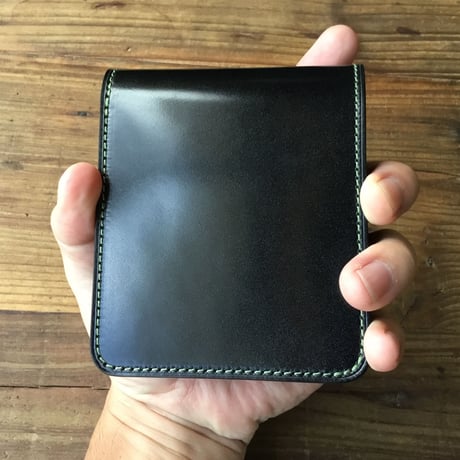 オイルコードバン黒×ルガトショルダーグリーン 二つ折り財布 小銭入れあり