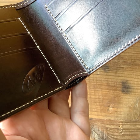 ネイビーオイルコードバン×ルガトショルダー　ダークブラウン 二つ折り財布 小銭入れなし