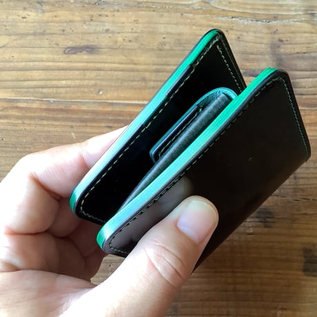 オイルコードバン黒×ルガトショルダー深緑 二つ折り財布 小銭入れあり