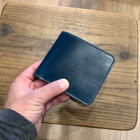 ネイビーオイルコードバン×ルガトショルダーブラウン 二つ折り財布 小銭入れなし