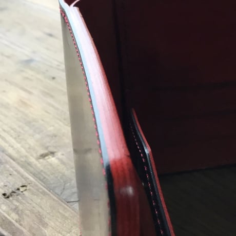 オイルコードバン黒×ルガトショルダー赤 二つ折り財布 小銭入れあり