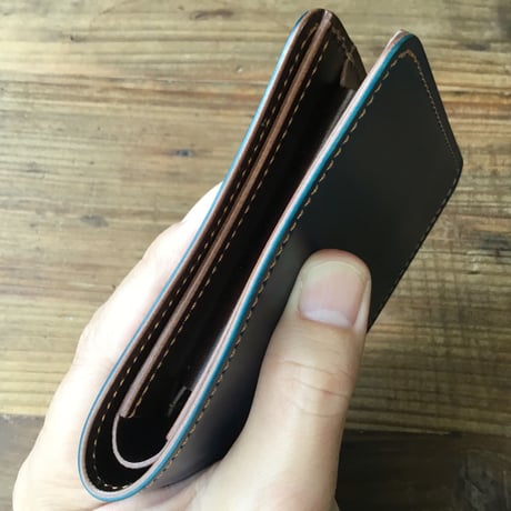 ネイビーオイルコードバン×ルガトショルダーブラウン 二つ折り財布 小銭入れあり