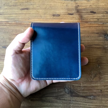 ネイビーオイルコードバン×ルガトショルダー　ダークブラウン 二つ折り財布 小銭入れなし