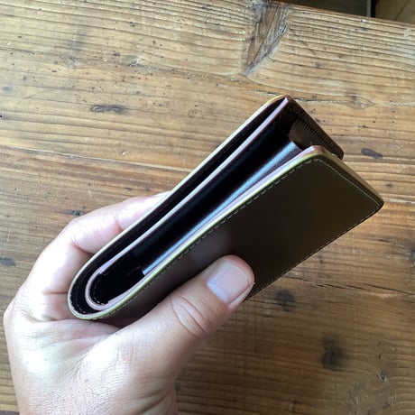 オイルコードバンオリーブ×ルガトショルダー　ダークブラウン 二つ折り財布 小銭入れあり