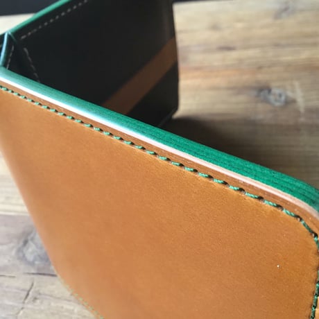 ライトブラウンコードバン×ルガトショルダーグリーン 二つ折り財布 小銭入れなし