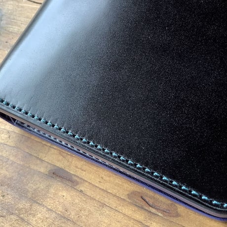 オイルコードバン黒×ルガトショルダーネイビー 二つ折り財布 小銭入れなし