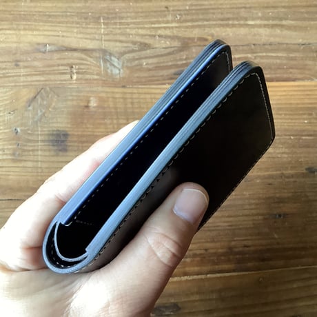 オイルコードバン黒×ルガトショルダー紺　オイルレザー 黒 二つ折り財布 小銭入れあり