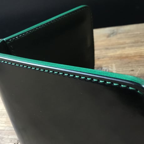オイルコードバン黒×ルガトショルダーグリーン 二つ折り財布 小銭入れなし