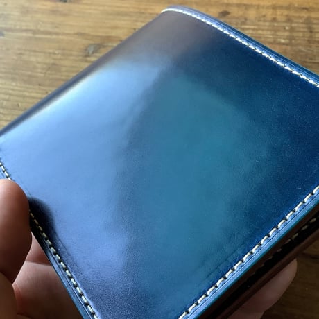 ネイビーオイルコードバン×ルガトショルダー　ダークブラウン 二つ折り財布 小銭入れなし
