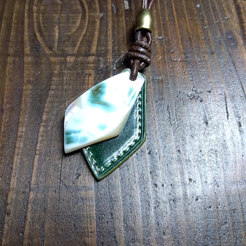 夜光貝 ネックレス コードバングリーン×サドル | keywest828