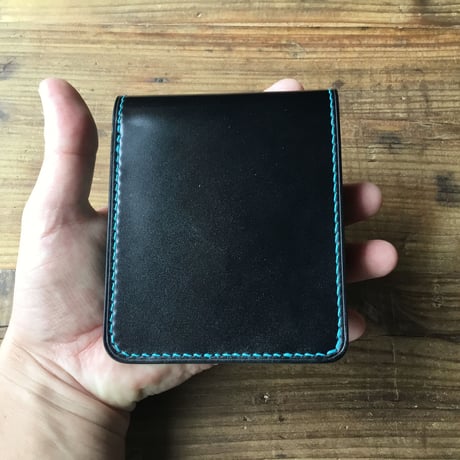 オイルコードバン黒×ルガトショルダー琉球ブルー 二つ折り財布 小銭入れあり