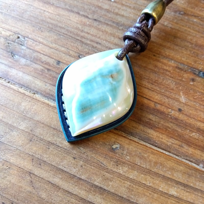 夜光貝 ネックレス コードバンネイビー×サドル | keywest828