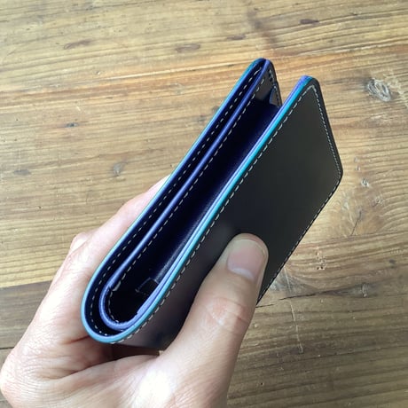 ネイビーオイルコードバン×ルガトショルダーネイビー  二つ折り財布 小銭入れあり