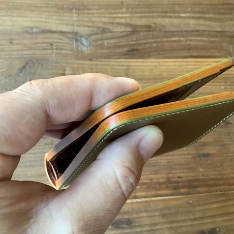オイルコードバンオリーブ×ルガトショルダーブラウン 二つ折り財布 小銭入れなし