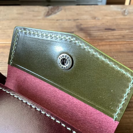 オイルコードバンオリーブ×ルガトショルダーワイン 二つ折り財布 小銭入れあり