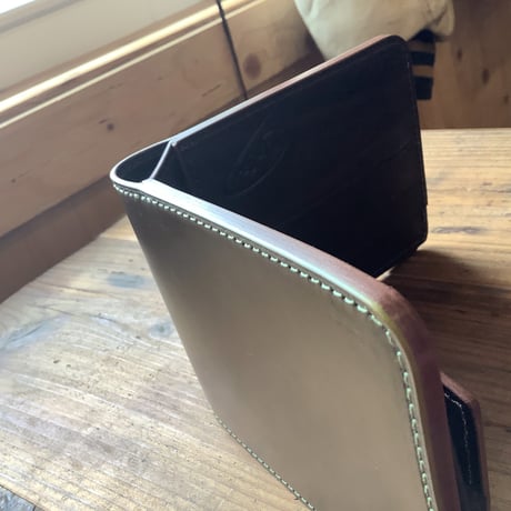 オイルコードバンオリーブ×ルガトショルダー　ダークブラウン 二つ折り財布 小銭入れあり