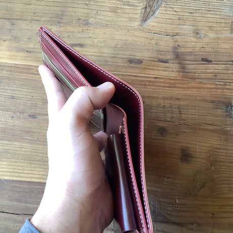 オイルコードバンオリーブ×ルガトショルダーワイン 二つ折り財布 小銭入れあり