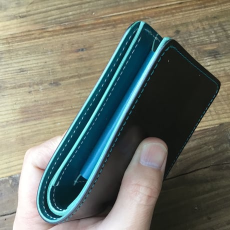 オイルコードバン黒×ルガトショルダー琉球ブルー 二つ折り財布 小銭入れあり
