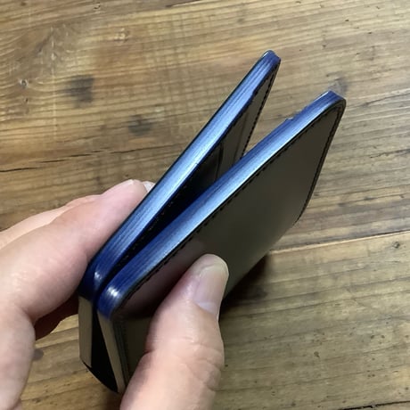 オイルコードバン黒×ルガトショルダーネイビー 二つ折り財布 小銭入れなし