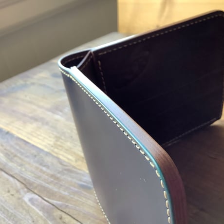 ネイビーオイルコードバン×ルガトショルダー　ダークブラウン 二つ折り財布 小銭入れなし