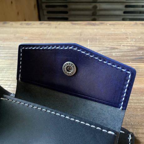 オイルコードバン黒×ルガトショルダー紺　オイルレザー 黒 二つ折り財布 小銭入れあり