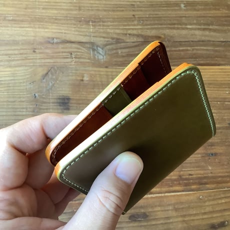 オイルコードバンオリーブ×ルガトショルダーブラウン 二つ折り財布 小銭入れなし