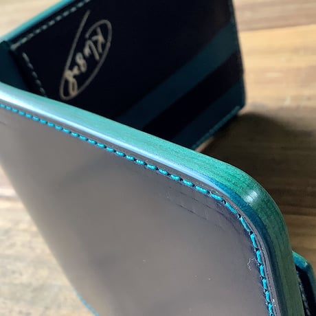 ネイビーオイルコードバン×ルガトショルダー琉球ブルー 二つ折り財布 小銭入れあり