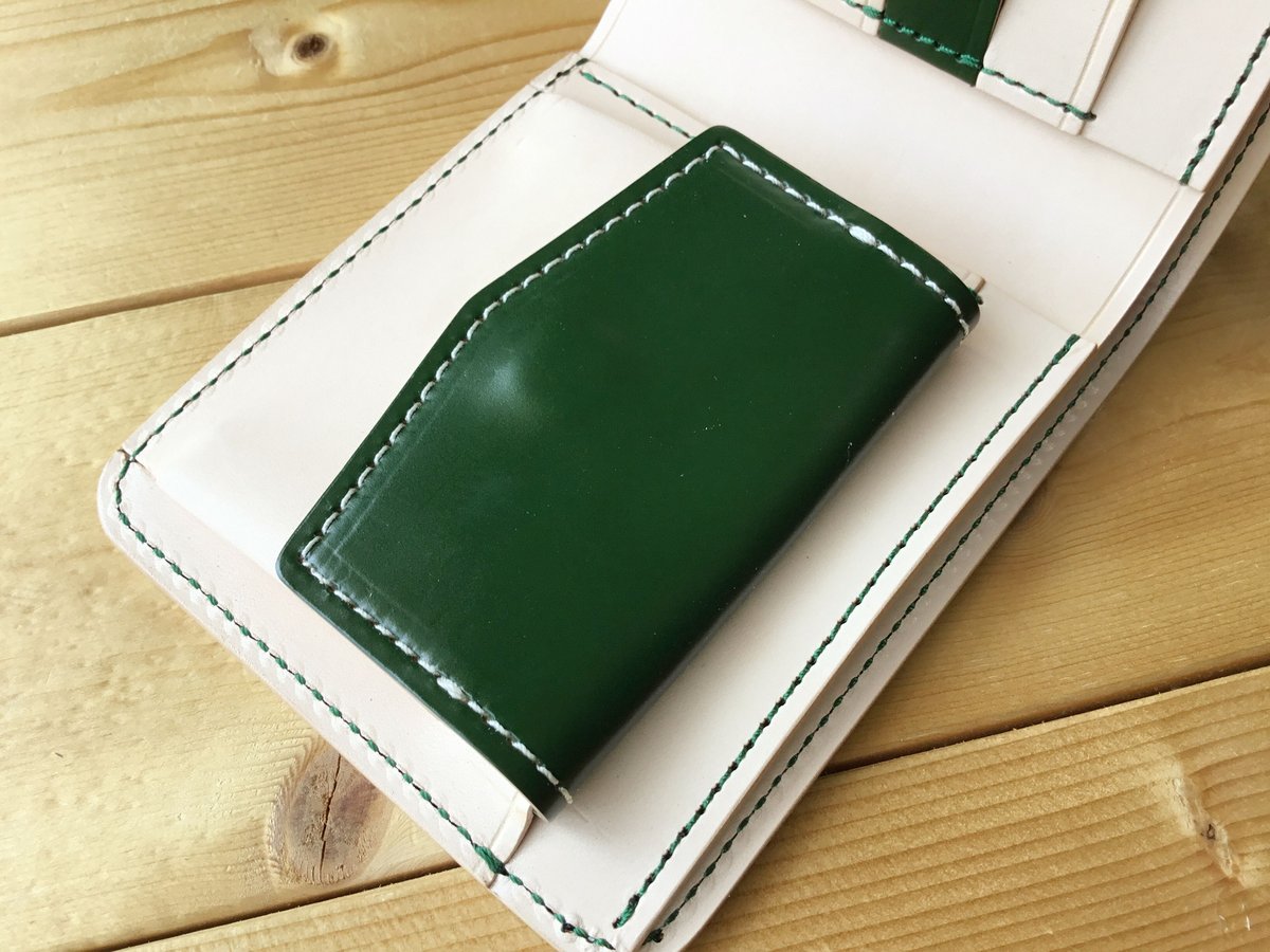 コードバングリーン×ナチュラル牛革 二つ折り財布 小銭入れあり