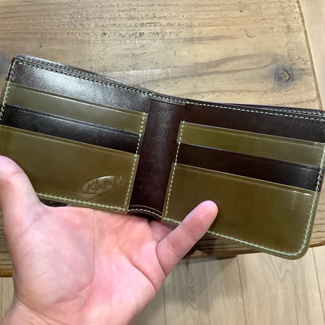 オイルコードバンオリーブ×ルガトショルダーダークブラウン 二つ折り財布　小銭入れなし