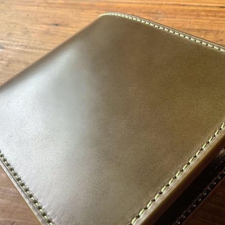 オイルコードバンオリーブ×ルガトショルダー　ダークブラウン 二つ折り財布 小銭入れあり