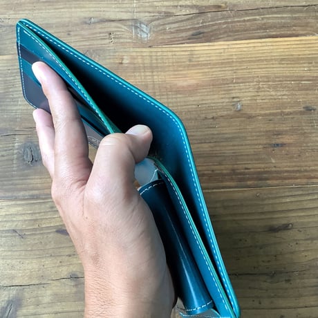 ネイビーオイルコードバン×ルガトショルダー琉球ブルー 二つ折り財布 小銭入れあり
